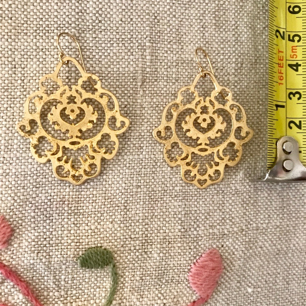 Beautiful gold earings.